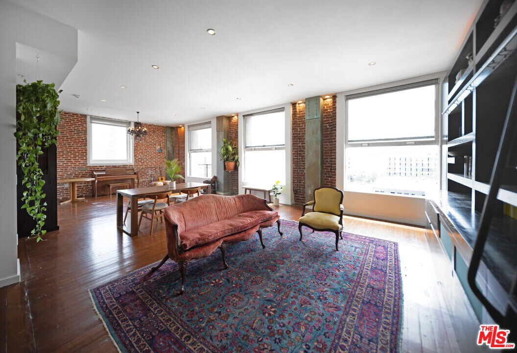 257 S Spring St in Los Angeles, CA - Building Photo