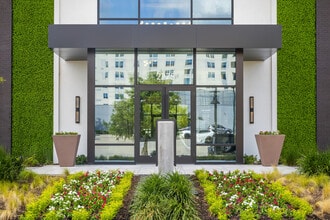 Lantower West Love in Dallas, TX - Foto de edificio - Building Photo