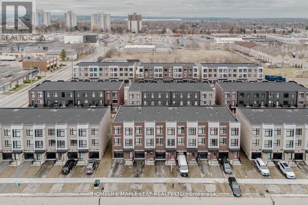 15 Bateson St in Ajax, ON - Building Photo