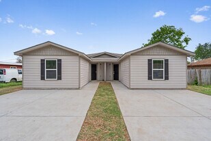 1153 Magnolia St in Seguin, TX - Building Photo
