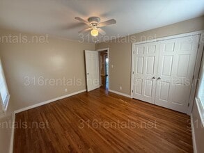 5825 E Oakwood Dr in Wichita, KS - Building Photo - Building Photo