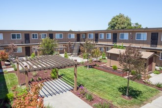 Preda Apartments in San Leandro, CA - Foto de edificio - Building Photo