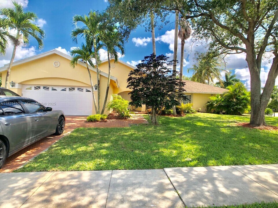 19960 NW 4 St in Pembroke Pines, FL - Building Photo