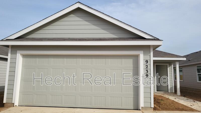 9239 Navarro Vis in Seguin, TX - Building Photo