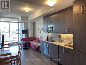 297-297 College St in Toronto, ON - Building Photo - Building Photo