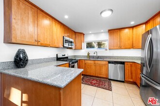 19876 Observation Dr in Topanga, CA - Foto de edificio - Building Photo