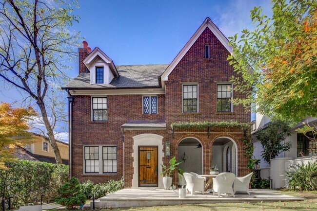 property at 868 Penn Ave NE