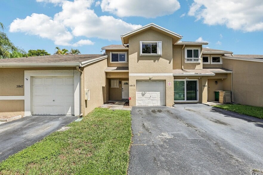 5843 Woodlands Blvd in Tamarac, FL - Building Photo