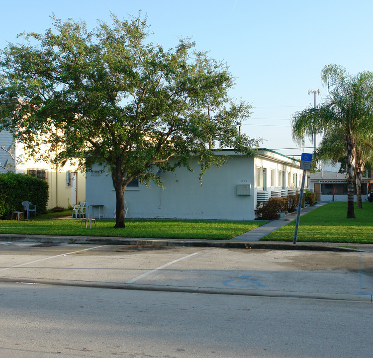 1975 NE 167th St in Miami, FL - Building Photo