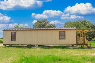 106 Private Rd 7741 in Devine, TX - Building Photo