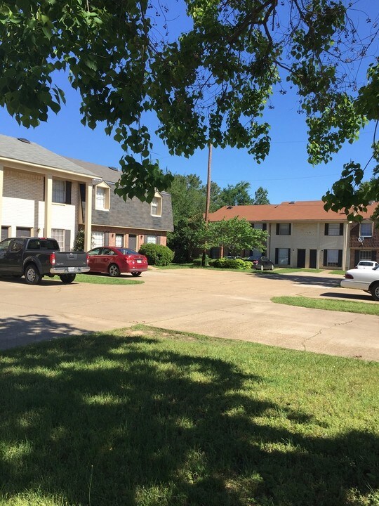 3731-3735 Kriss Dr in Longview, TX - Foto de edificio