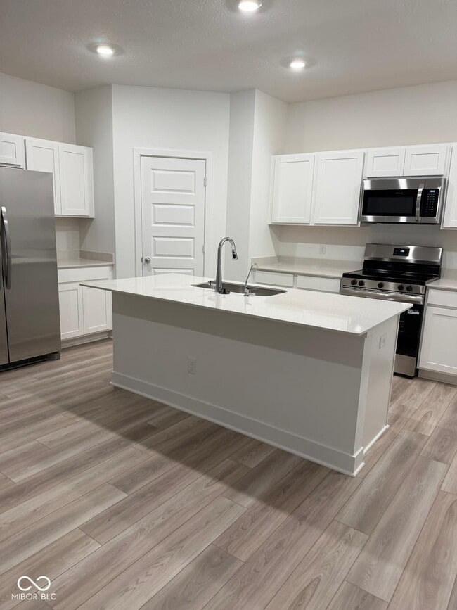 2884 Woods Edge Dr in Greenwood, IN - Building Photo - Building Photo