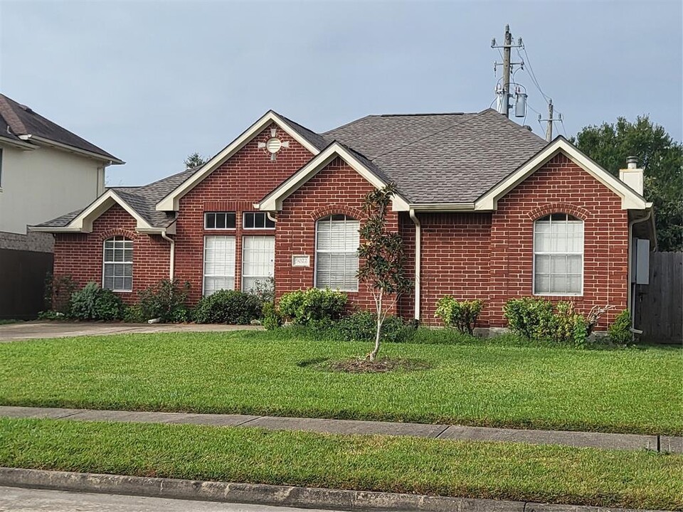 5022 Ridgecrest Dr in Pasadena, TX - Foto de edificio