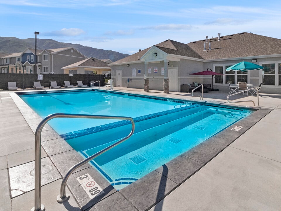 Greyhawk Townhomes in Layton, UT - Building Photo