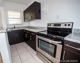 570 NE 69th St in Miami, FL - Foto de edificio - Building Photo
