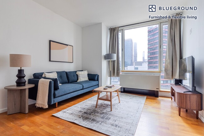 635 W 42nd St