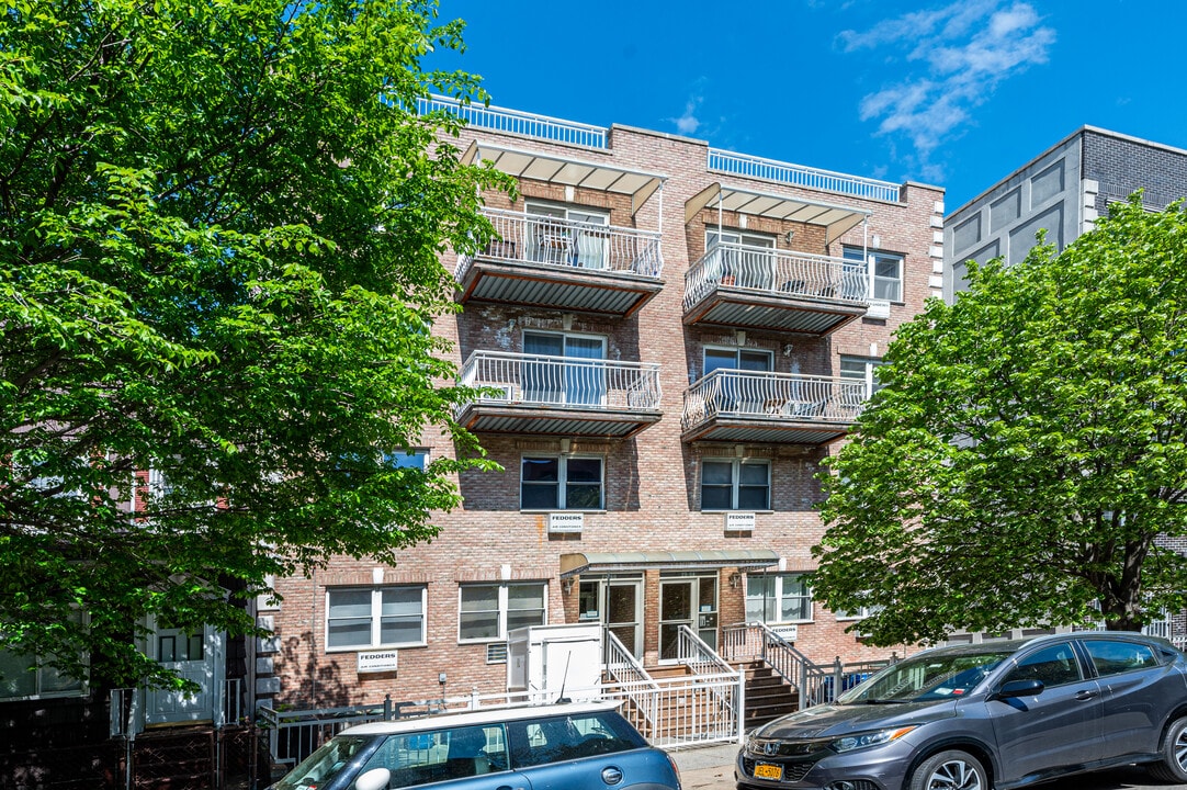 2560 38th St in Astoria, NY - Foto de edificio