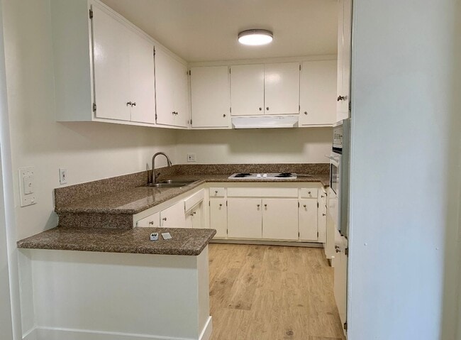 21707 Roscoe Blvd in Los Angeles, CA - Building Photo - Building Photo