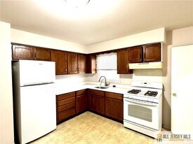 909 Hermann Rd in North Brunswick, NJ - Building Photo