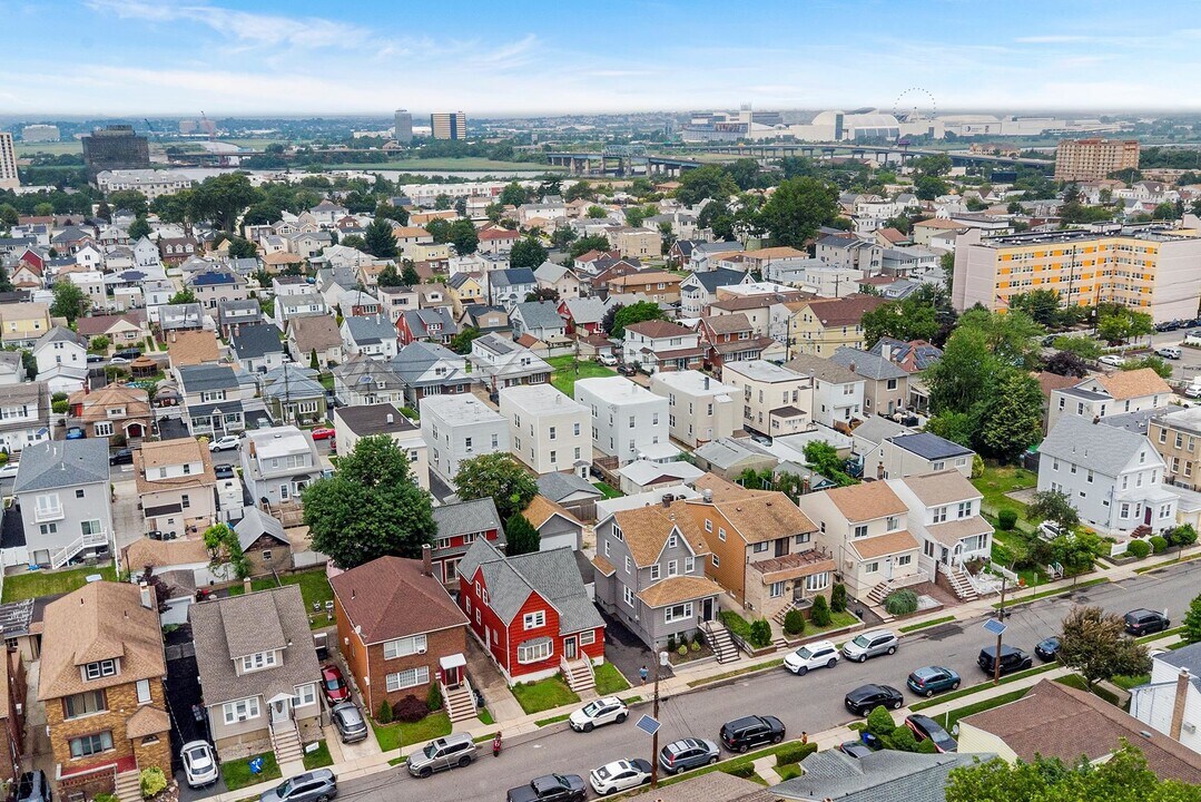 725 4th St in Secaucus, NJ - Building Photo