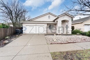 27 Silver Poplar Ct in Roseville, CA - Building Photo