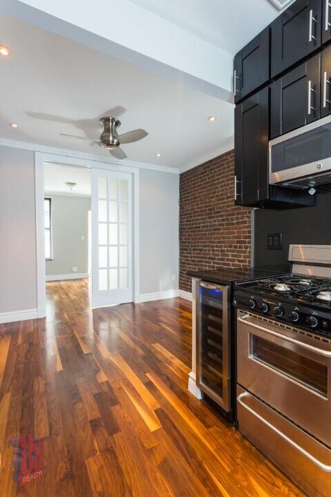 221 E 23rd St in New York, NY - Building Photo