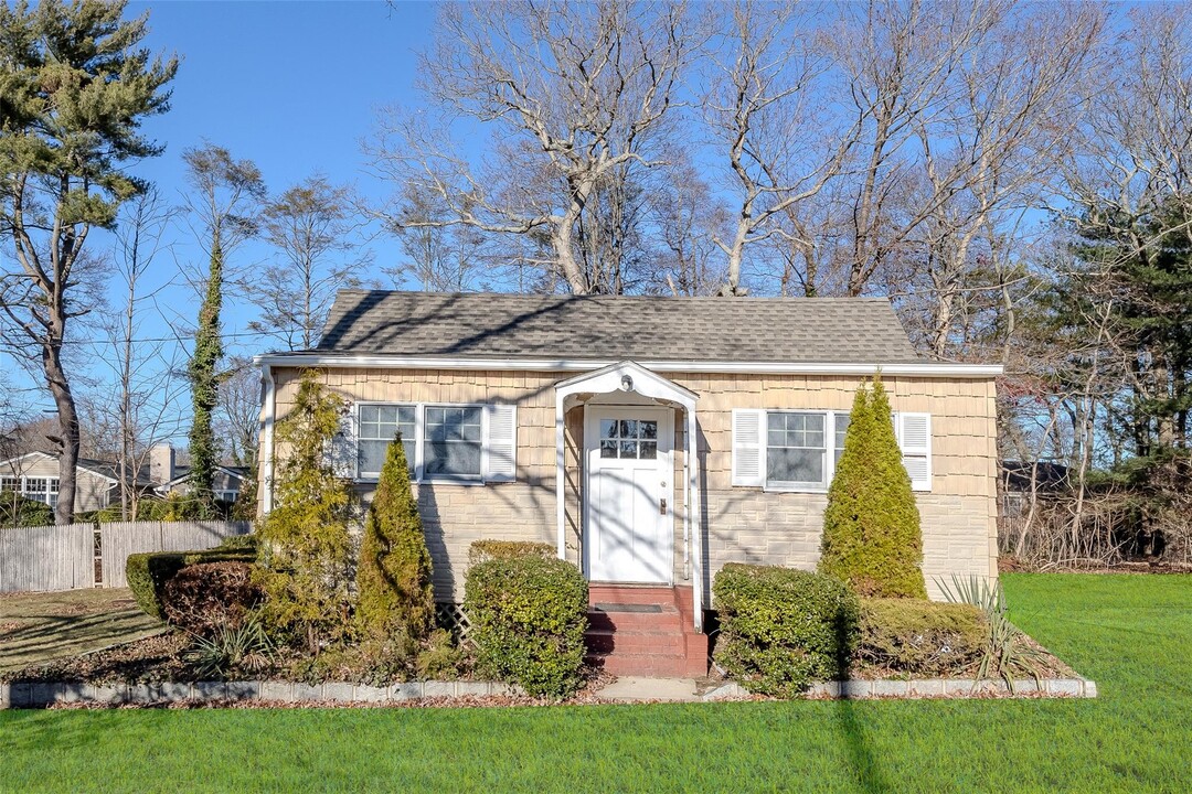 35 Emerson St in Dix Hills, NY - Building Photo