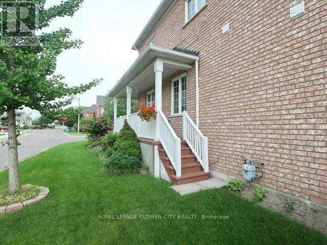 20 Whitwell Dr in Brampton, ON - Building Photo - Building Photo