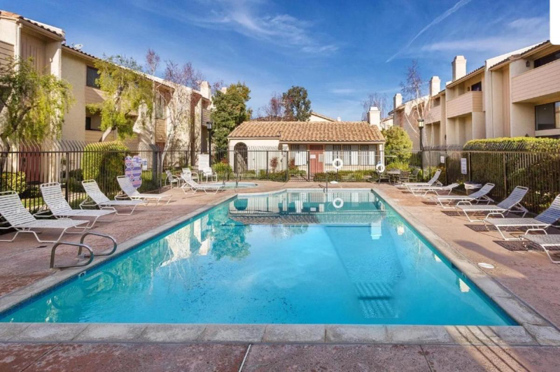 26364 W Plata Ln in Calabasas, CA - Foto de edificio