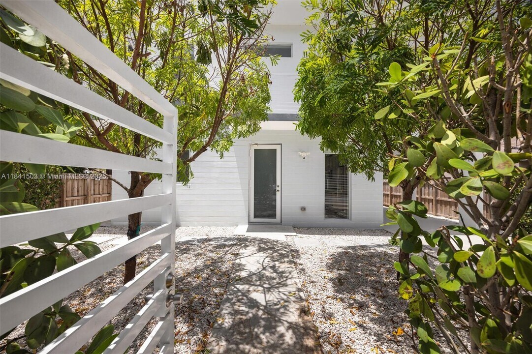3823 Thomas Ave in Miami, FL - Building Photo