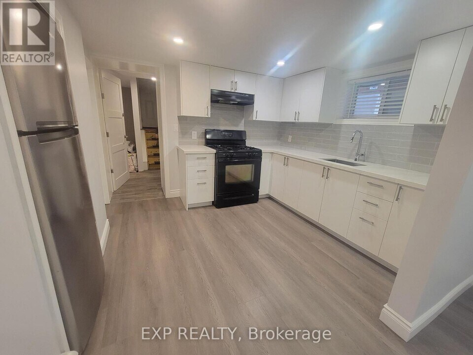 135 Balsam Ave S in Hamilton, ON - Building Photo