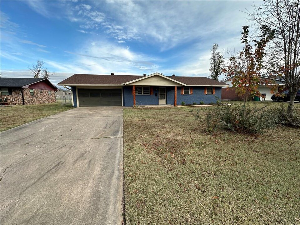 814 S 11th St in Rogers, AR - Building Photo