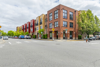 Pioneer Park Condominiums in Puyallup, WA - Building Photo - Building Photo