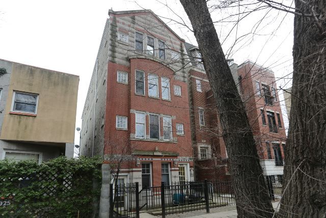 929 W Wolfram St, Unit J07P in Chicago, IL - Building Photo