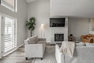 9866 E Maplewood Cir in Englewood, CO - Building Photo - Building Photo