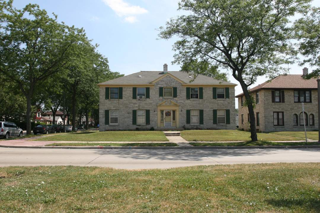 2605 W Capitol Dr in Milwaukee, WI - Foto de edificio