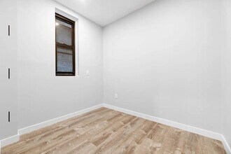 437 W 46th St in New York, NY - Foto de edificio - Building Photo