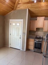 1116 Lakeshore Dr, Unit Studio in Canyon Lake, TX - Foto de edificio - Building Photo