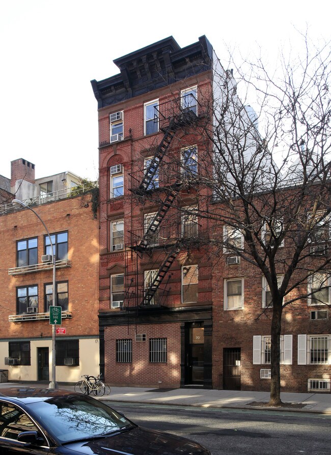 70 Carmine St in New York, NY - Building Photo - Building Photo