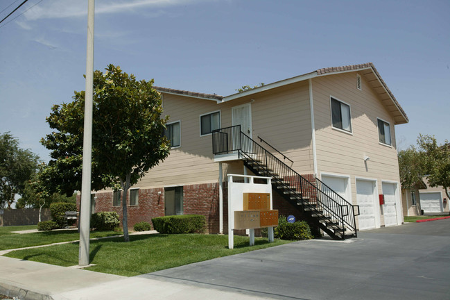 Eleventh East Townhomes in Palmdale, CA - Building Photo - Building Photo