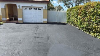19712 NW 82nd Pl in Hialeah, FL - Building Photo