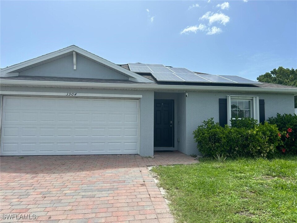 3904 NE 8th Pl in Cape Coral, FL - Foto de edificio