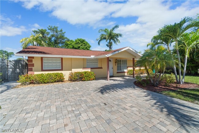 1320 Embassy Ln in Naples, FL - Foto de edificio - Building Photo