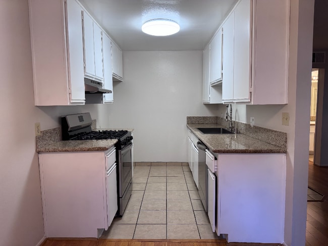 430 E San Jose Ave in Burbank, CA - Building Photo - Building Photo