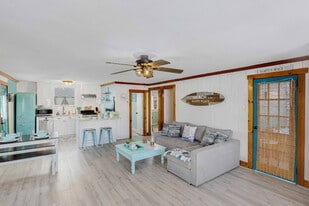 23 Wall St in Hampton, NH - Building Photo