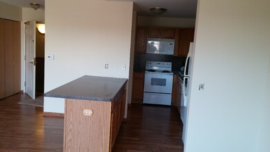 6905 67th St, Unit 303 in Kenosha, WI - Foto de edificio - Building Photo