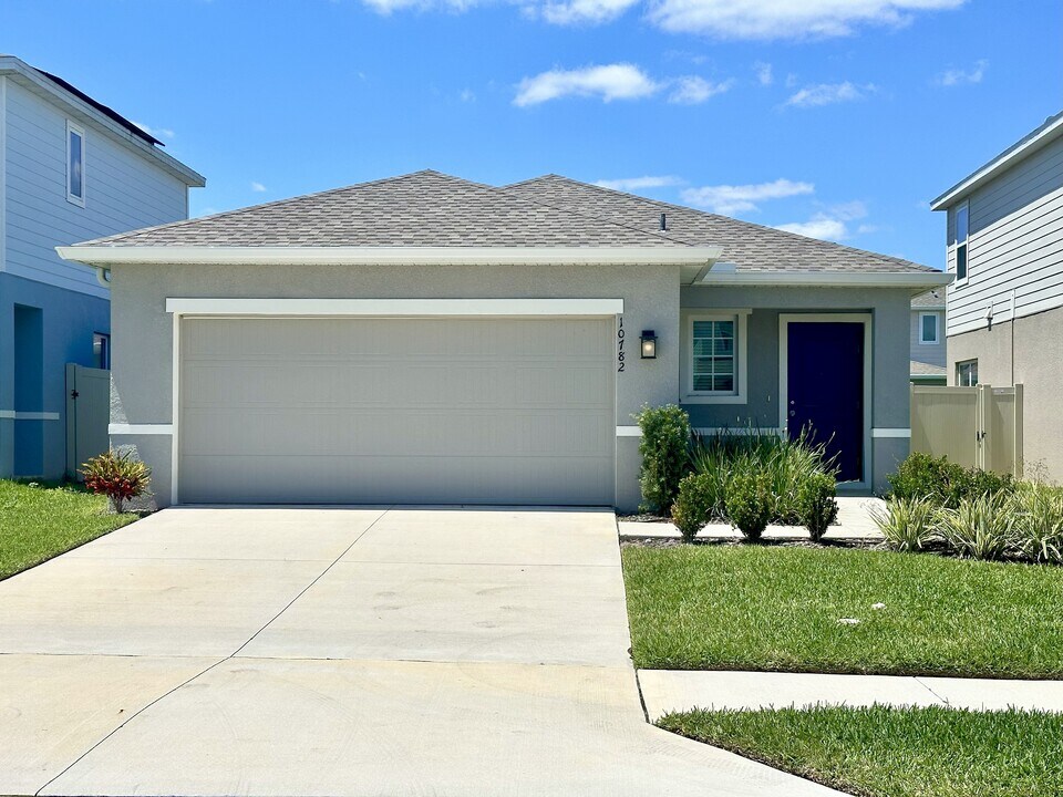 10782 Old Sycamore Loop in Land O Lakes, FL - Foto de edificio