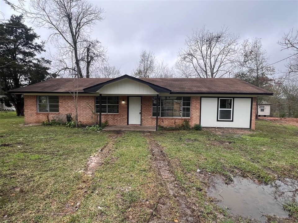 1615 Green Ave in Livingston, TX - Building Photo