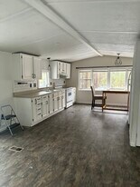 2427 Sanford Rd in Wells, ME - Building Photo