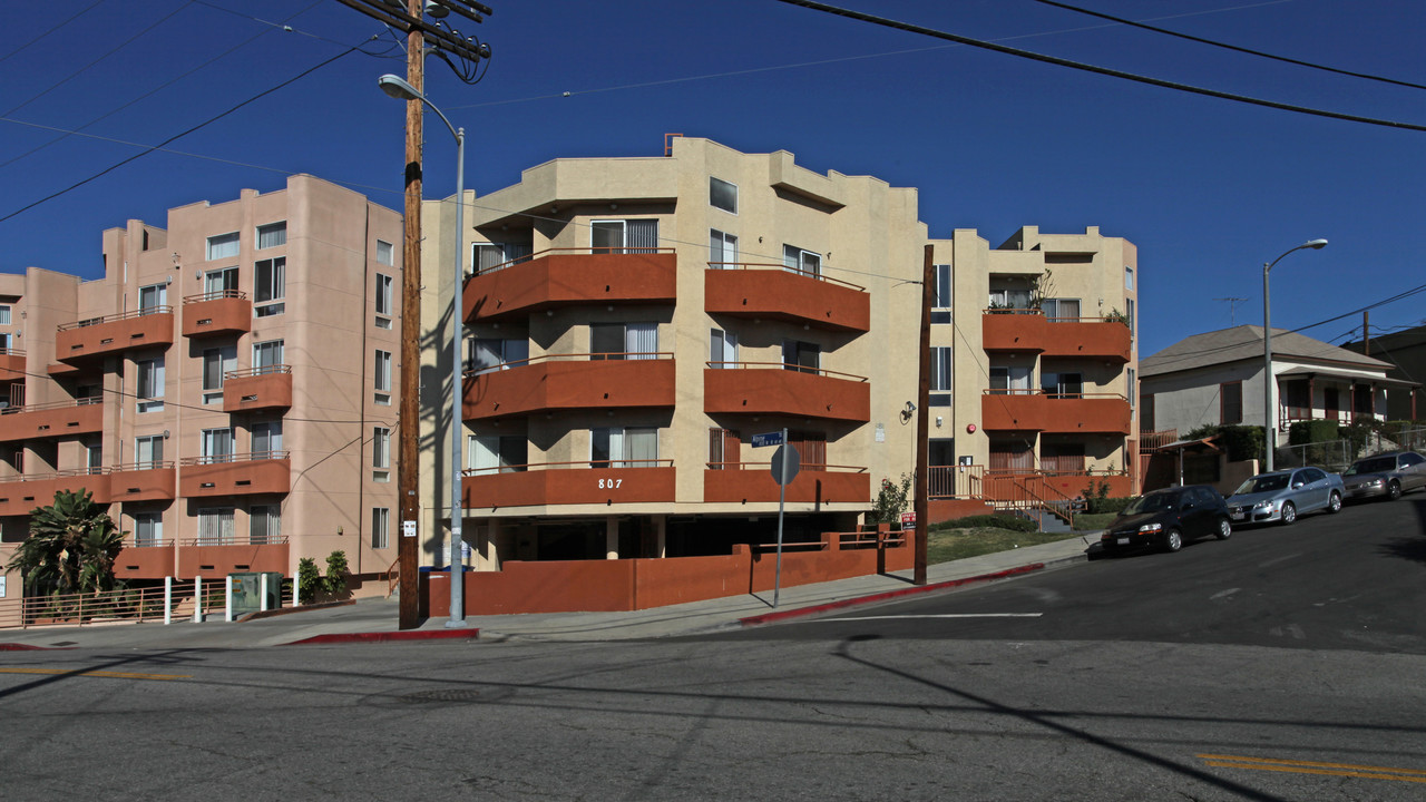 807 N Bunker Hill Ave in Los Angeles, CA - Building Photo